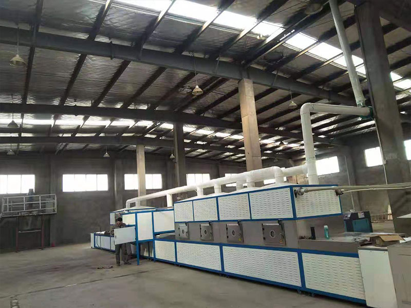 選對(duì)微波烘干設(shè)備不難！多行業(yè)適配方法 + 低碳考量